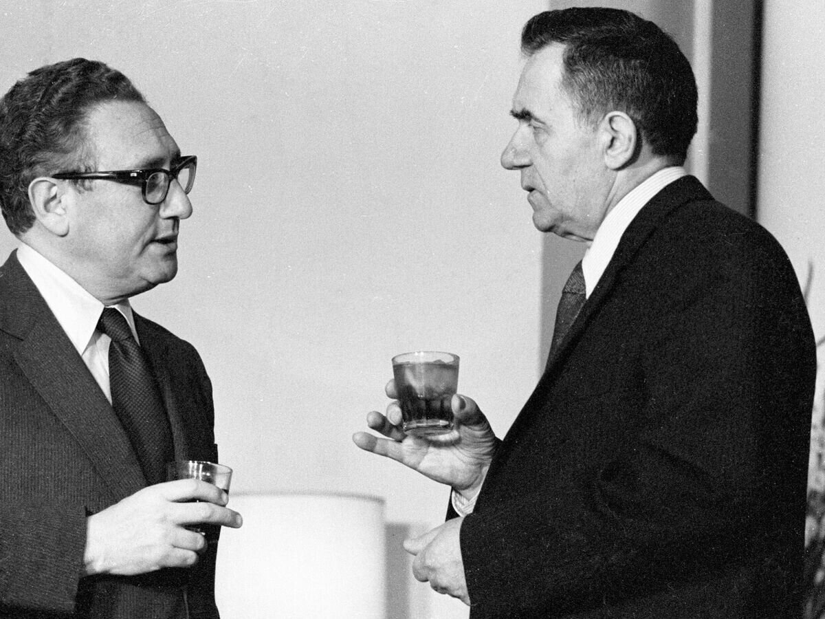    Госсекретарь США Генри Киссинджер (слева) и министр иностранных дел Андрей Громыко (справа)© РИА Новости / Юрий Иванов