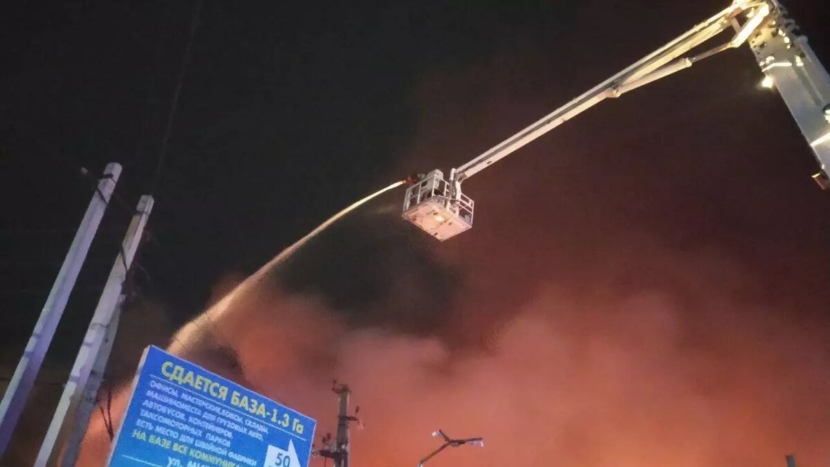     В Ростове-на-Дону на площади три тысячи квадратных метров горит рынок «Темерник», сообщил глава городской администрации Алексей Логвиненко.