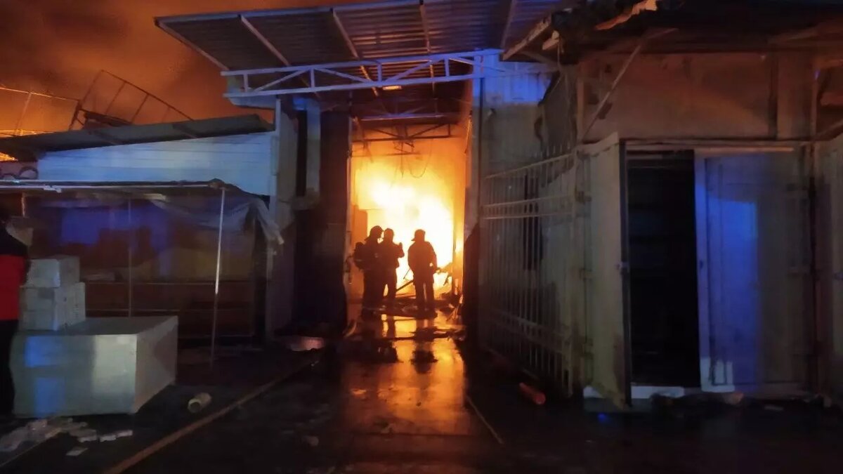     В Ростове-на-Дону продолжают тушить пожар на рынке «Темерник», где горят торговые точки с вещами. Предприниматели рассказали корреспонденту RostovGazeta, как спасали вещи.