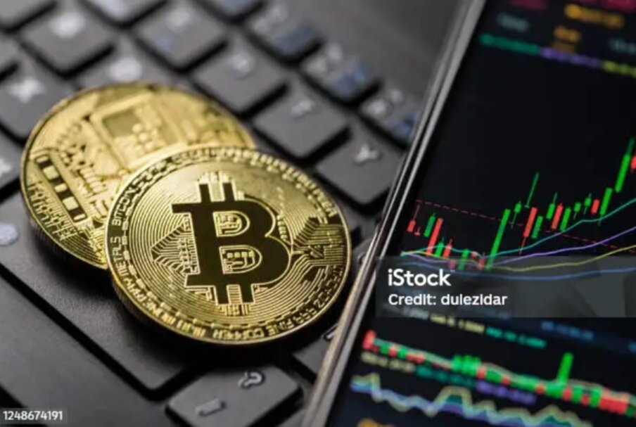 Золотой биткоин на фоне графика своей цены