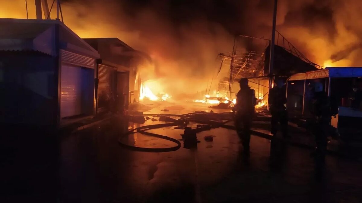     В Ростове пожар на рынке «Темерник» охватил уже 3 тысячи «квадратов» площади, корреспондент RostovGazeta с места событий поделился кадрами происходящего.