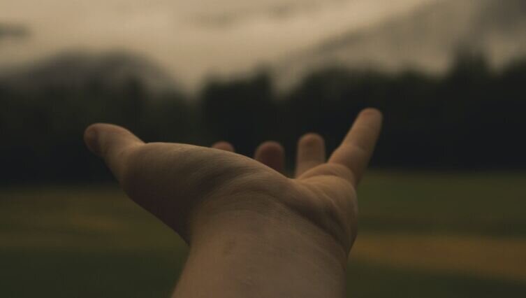    Почему важно поддерживать человека в трудной ситуации? Фото: по лицензии PxHere