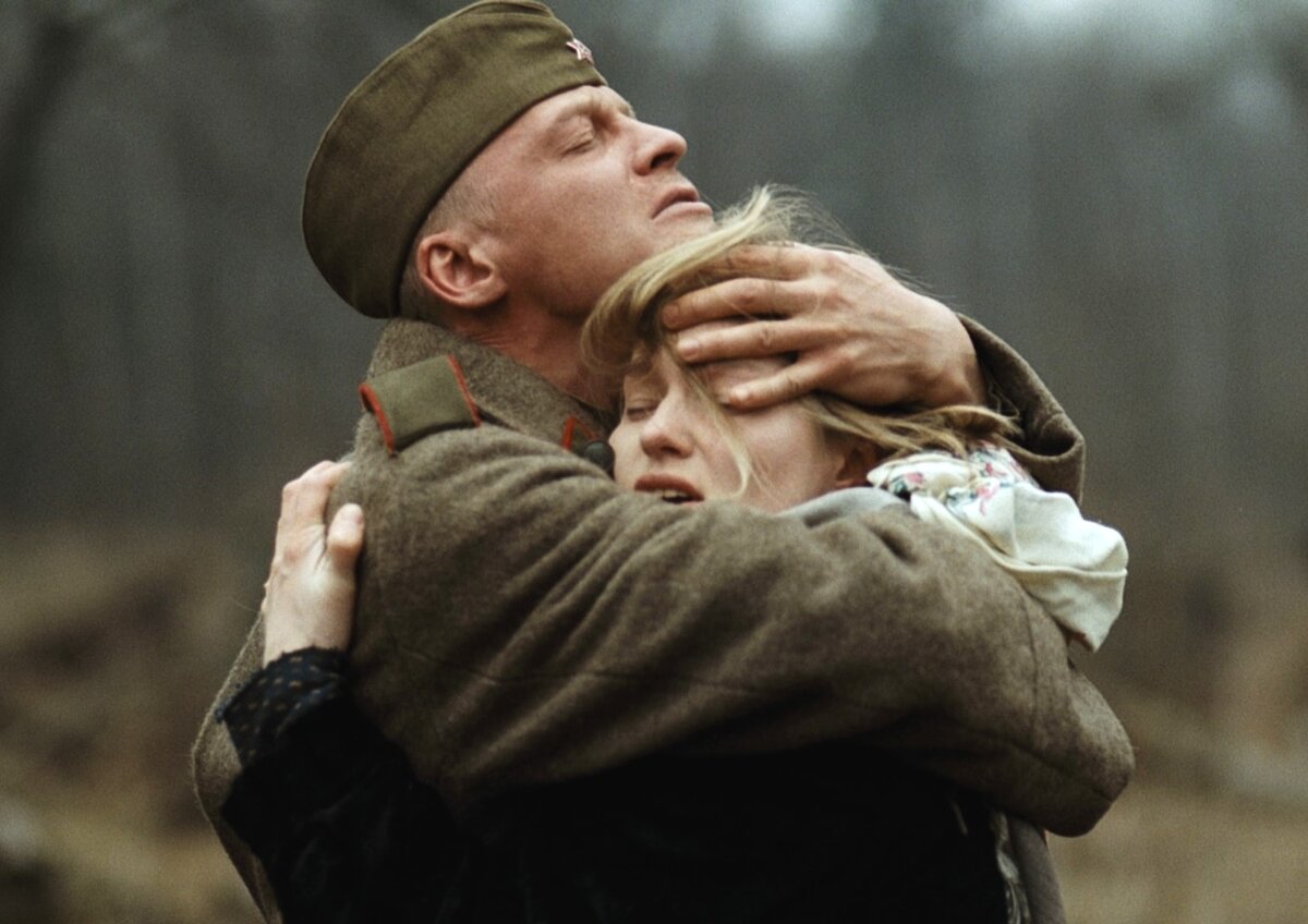 Прощение освобождение. Возвращение солдата. Солдат прощается с девушкой.