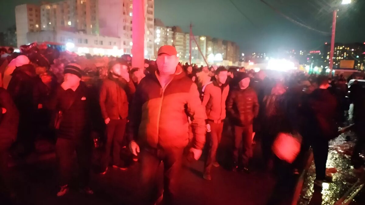     Пожар на рынке «Темерник» в Ростове охватил площадь в четырех тысяч квадратных метров, локализовать огонь пока не удалось.