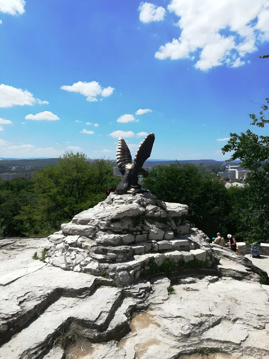 Гора Горячая. Скульптура Орла.