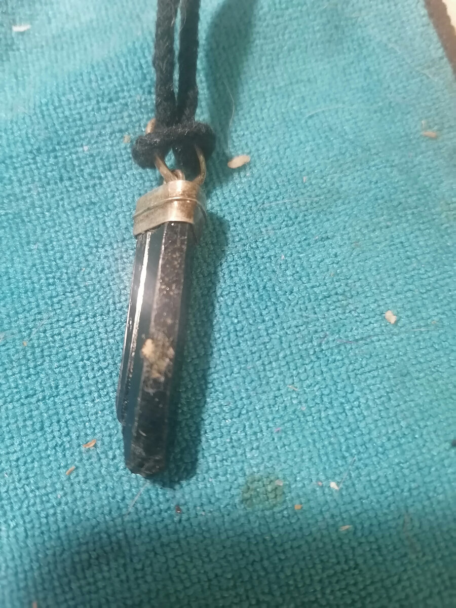 кулон с шерлом.