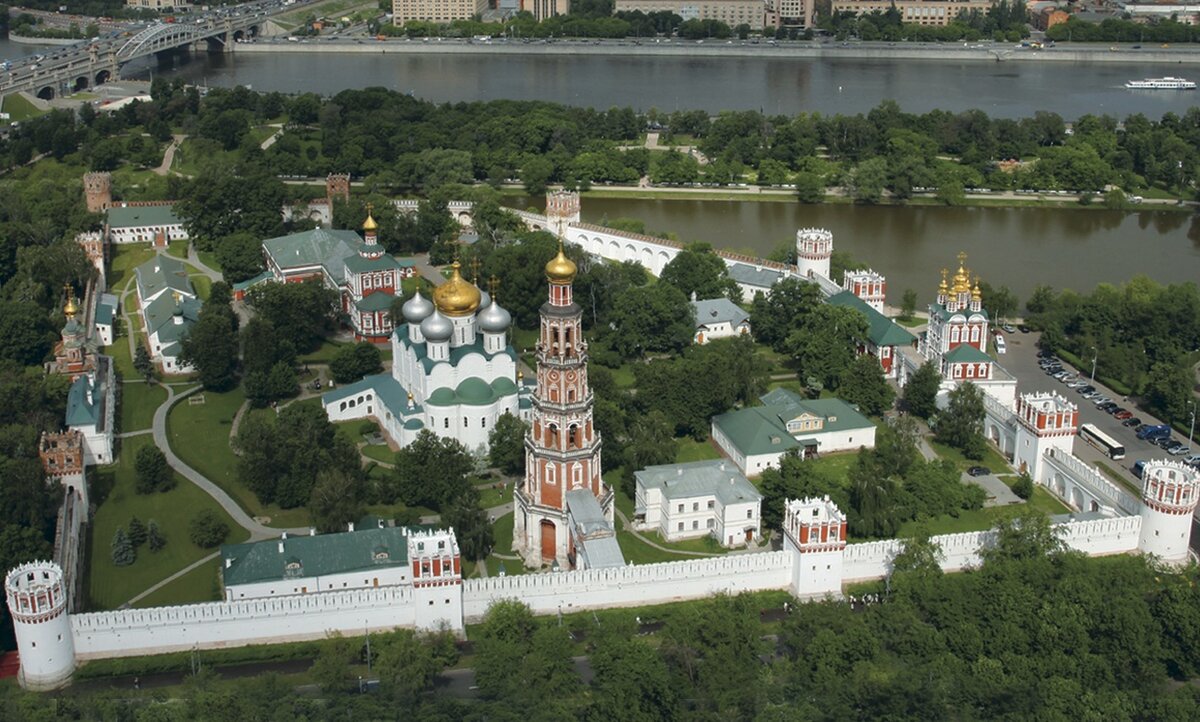 Вид сверху на Новодевичий монастырь