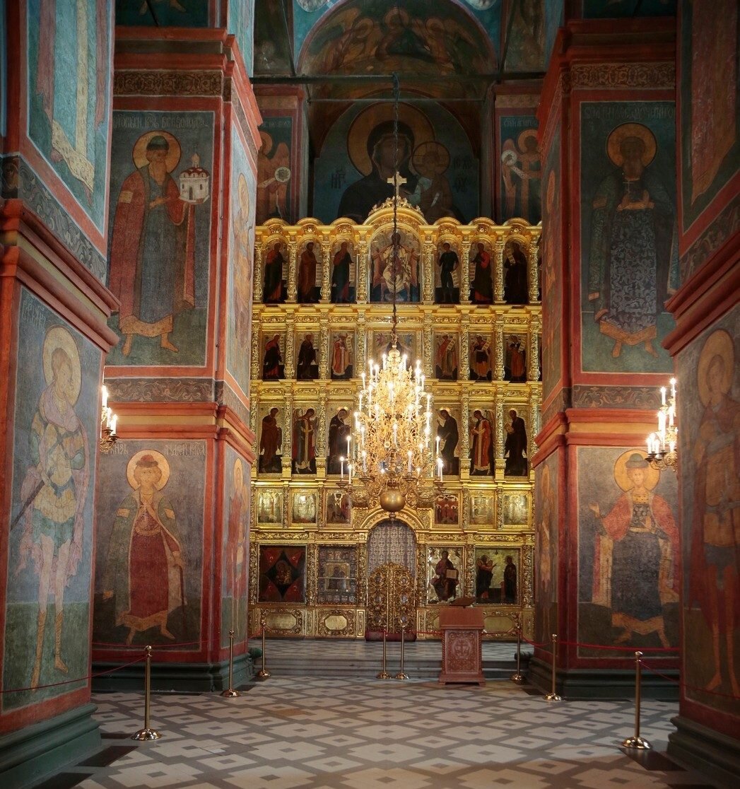 Фрески и алтарь в Смоленском соборе Новодевичьего монастыря