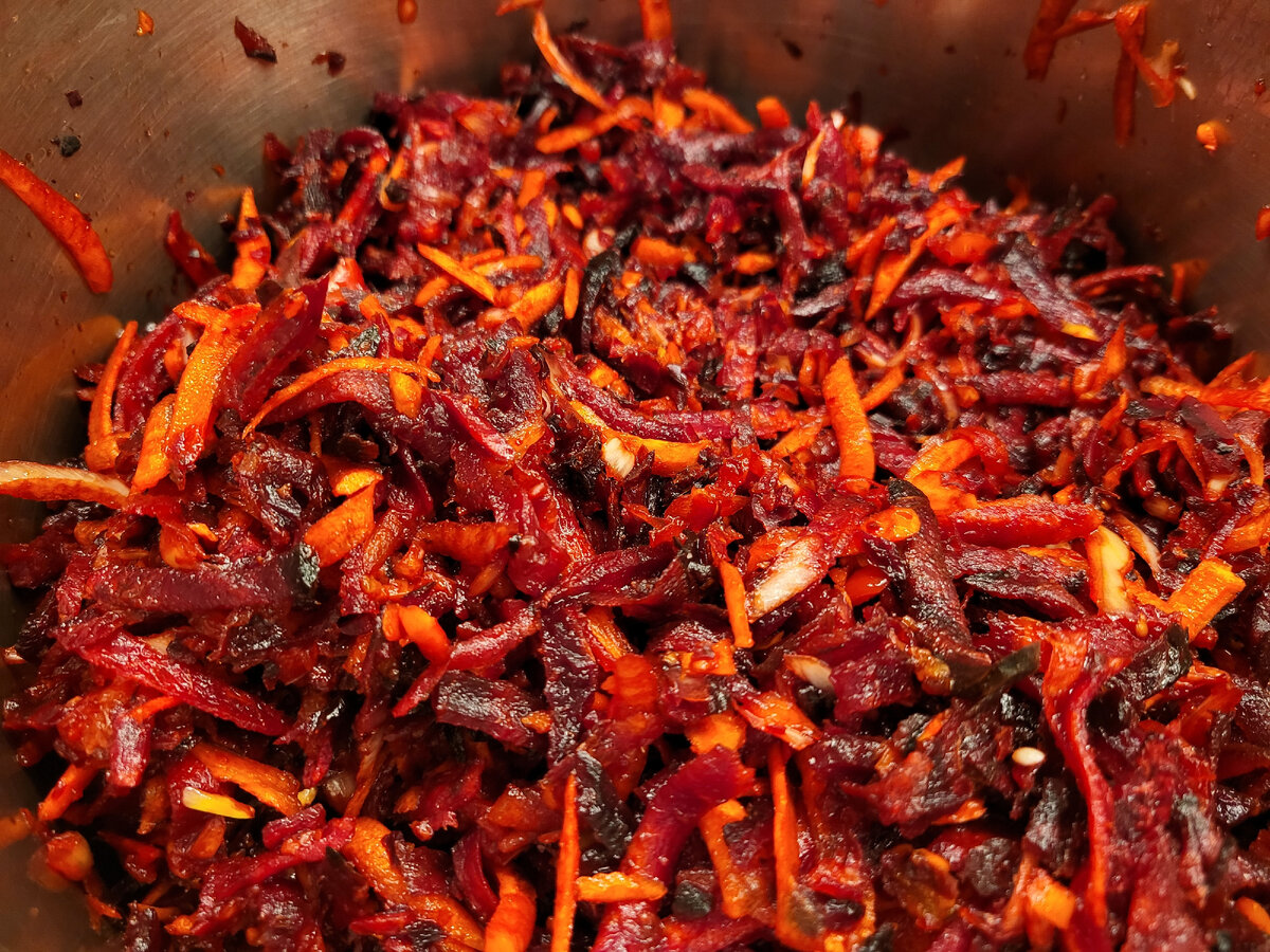 Перемешивала овощи в 2 кастрюлях, а варила в одной