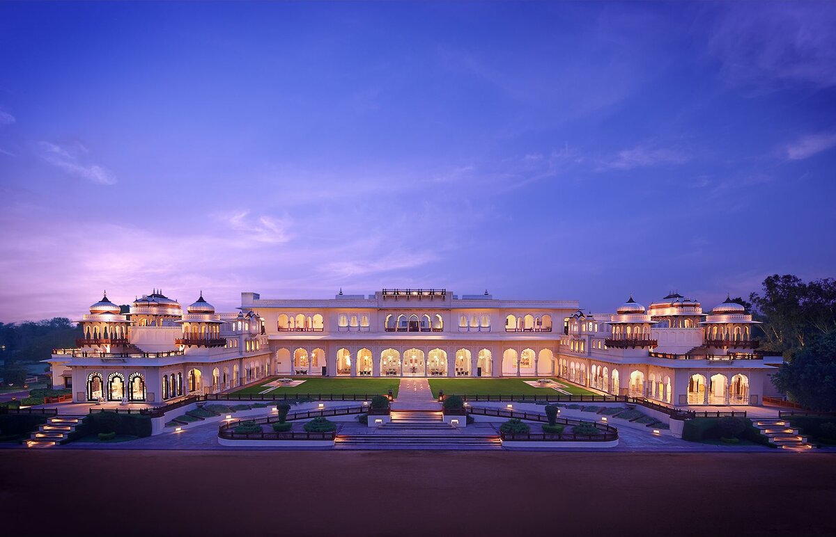 Thousand palace. Дворец РАМБАГА, Индия. Raj Palace, Джайпур, Индия. Taj Lake Palace спа. Дворец Мулиаге Мальдивы.