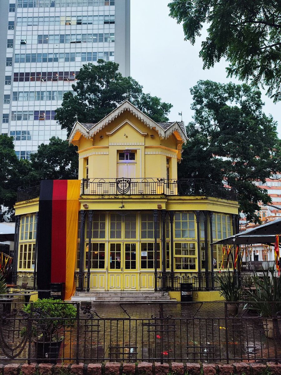 Пивная, открытая немецкими иммигрантами в конце 19 века. Здесь до сих пор можно выпить пива