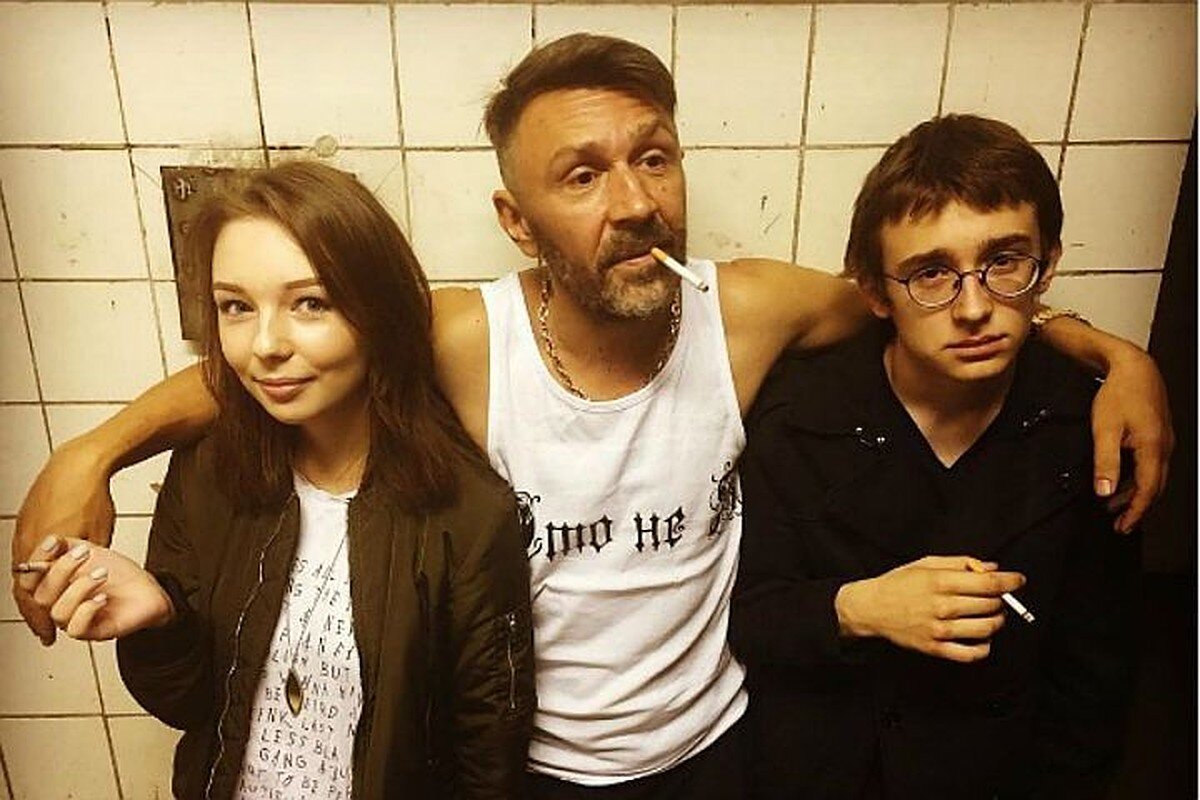 Сергей Шнуров с детьми, дочерью Серафимой и сыном Аполлоном.