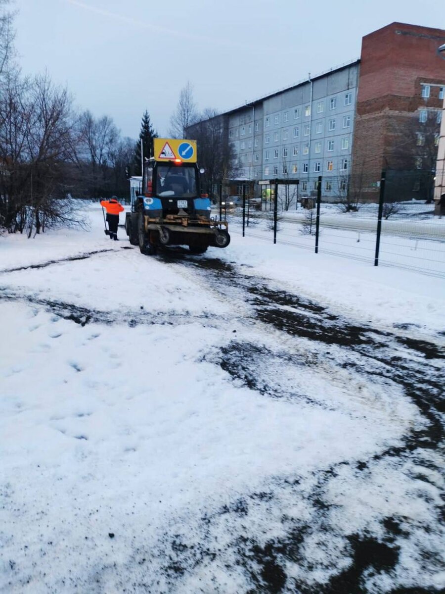 Работают на подсыпке тропинок