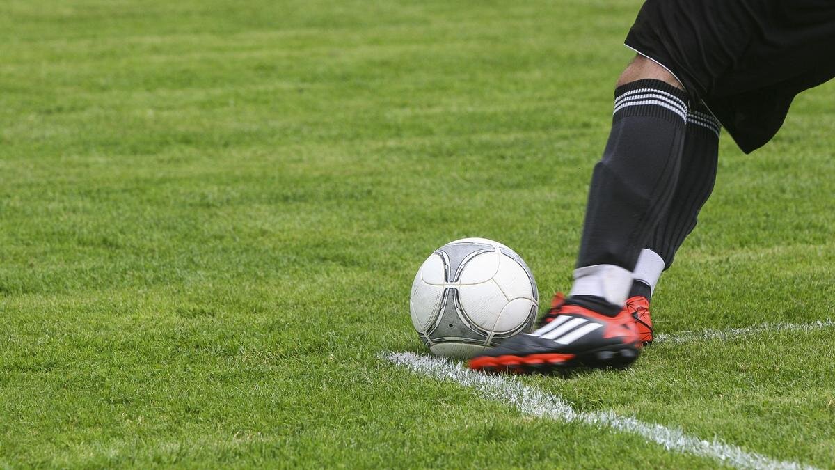    Футболист с мячом на поле:pexels.com