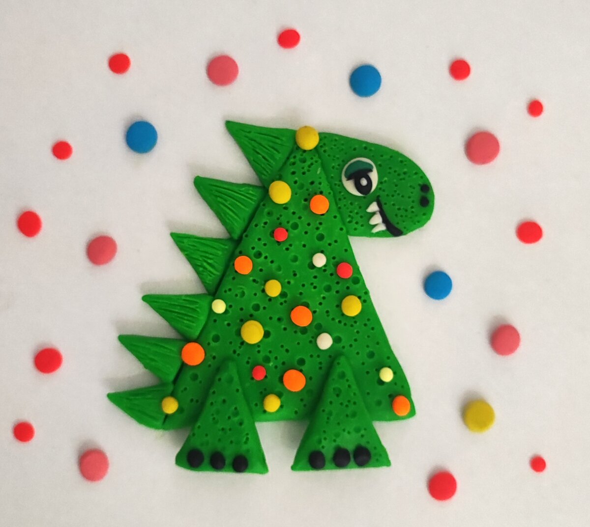 Готовый вариант аппликации из пластилина на картоне Дракончик - символ года.