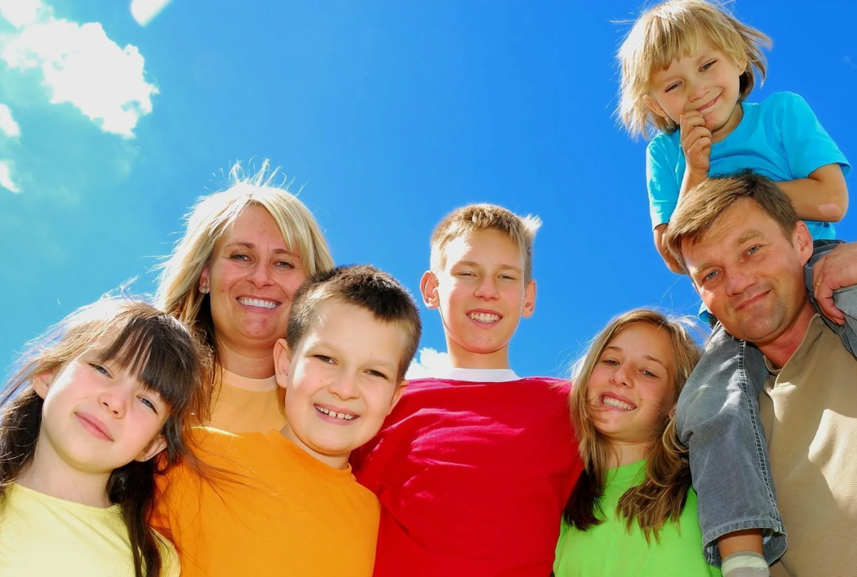 По закону многодетные родители имеют право на оплачиваемый отпуск в удобное время.