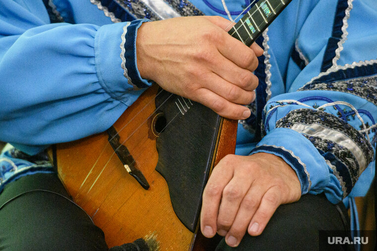    Балалаечник Андрей Киряков записал видео со слабовидящими хоккеистами