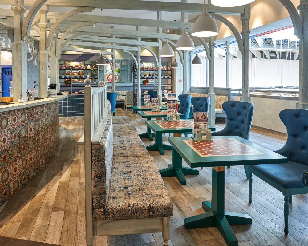 Это не те столы, за которыми мы сидели. Те были подобротнее)