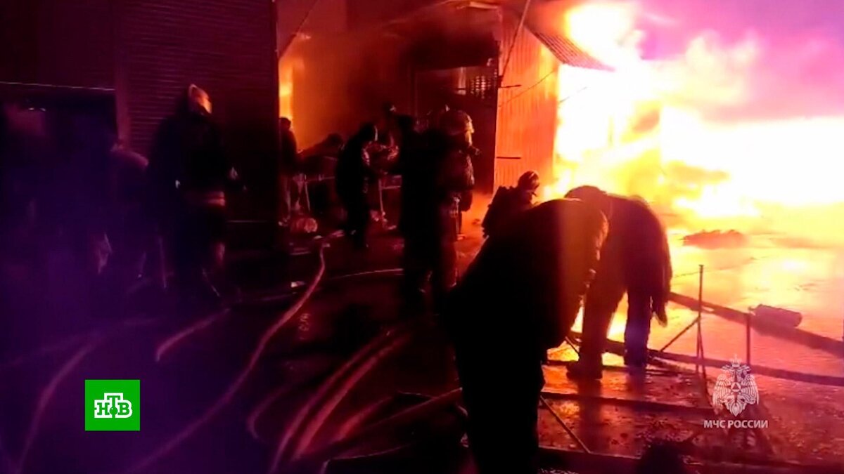    Владельцы горящих в Ростове-на-Дону павильонов бросились в огонь, чтобы спасти товар