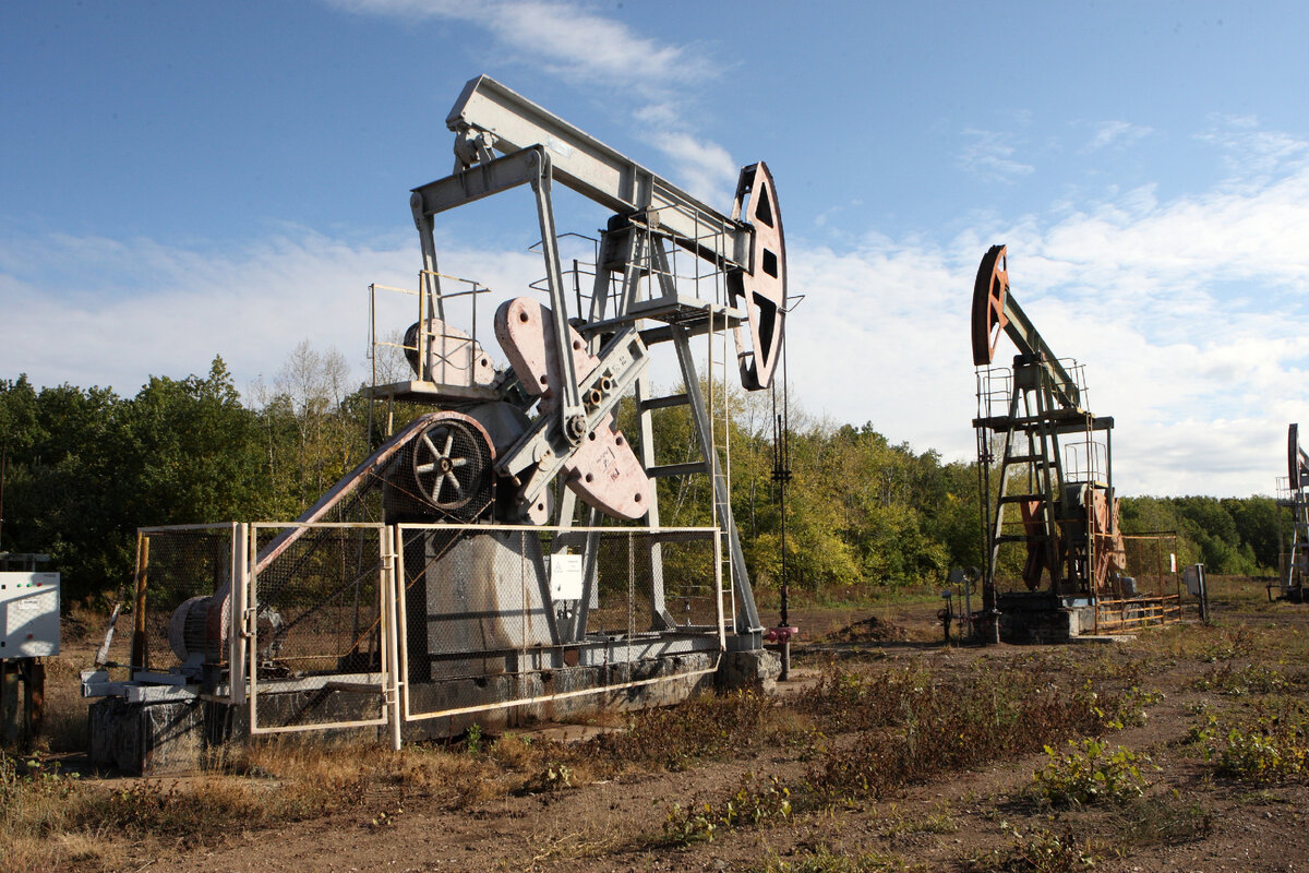 нефтедобыча в  осенне-летних полях . фото: картинки  яндекса.