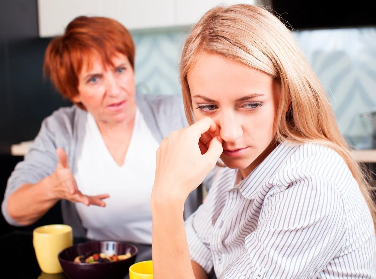 Причины коренятся в некоем чувстве неполноценности, страхе потерять контроль или неуверенности в своих родительских способностях. 