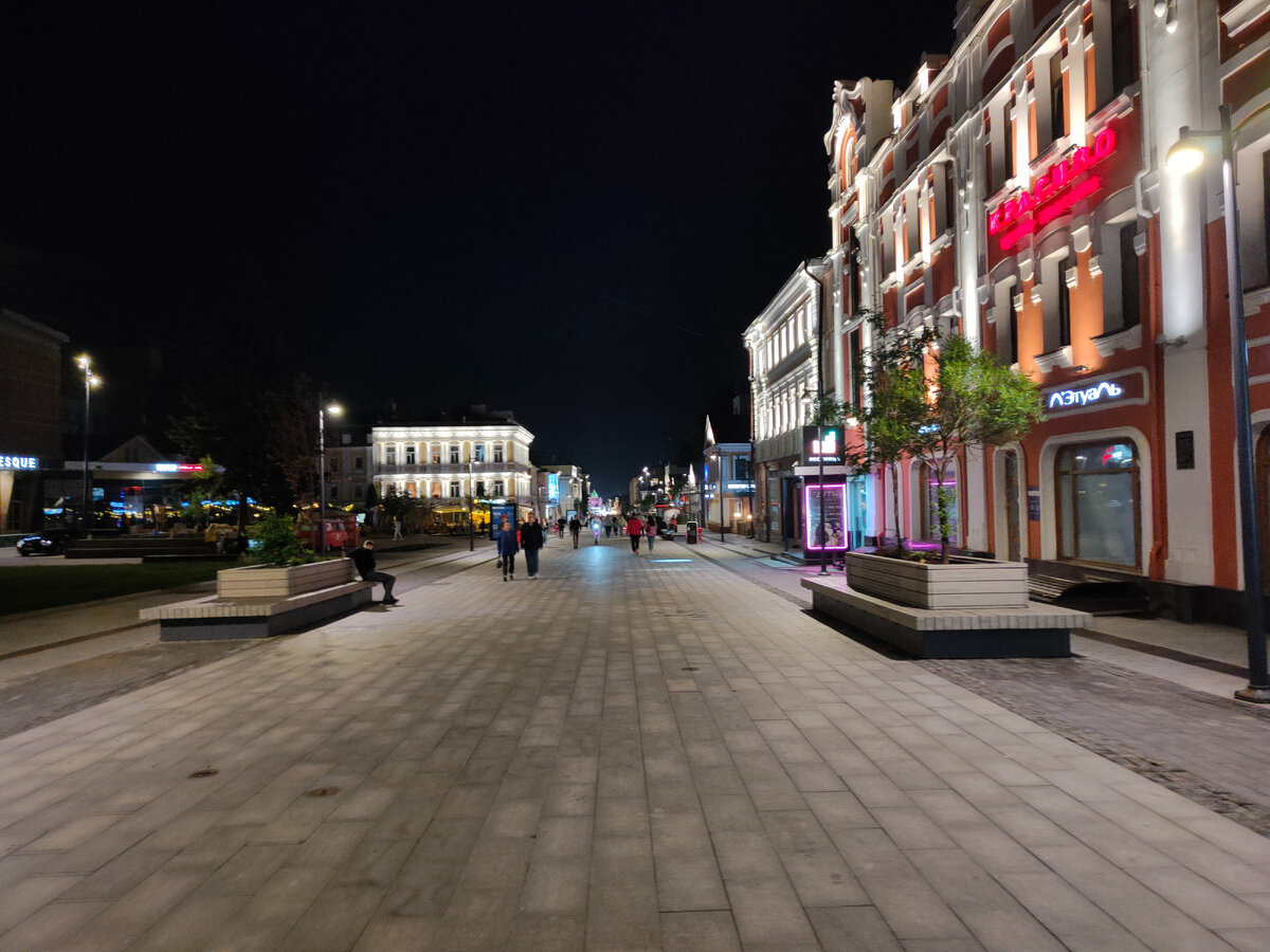 Большая Покровская поздним вечером. Все сияет