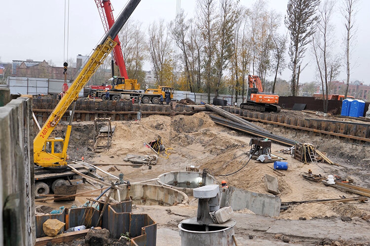    Строительство очистных сооружений с перерывами продолжается уже несколько лет. Корреспондент «БИЗНЕС Online» побывала на участке. Здесь, возле дома №84, вовсю копают землю. Экскаваторы подбираются к участку все ближе и ближе