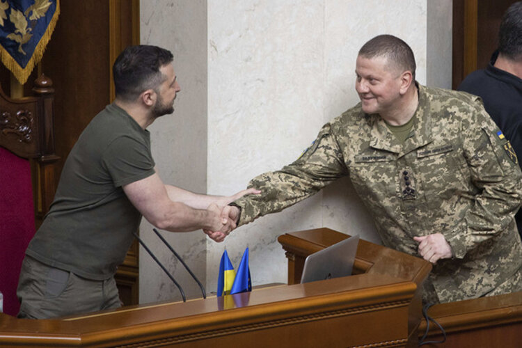    Одной из наиболее любопытных новостей этой недели стало продолжение, вернее сказать, разрастание конфликта Владимира Зеленского и Валерия Залужного Фото: Ukrainian Presidential Press Off / Keystone Press Agency / globallookpress