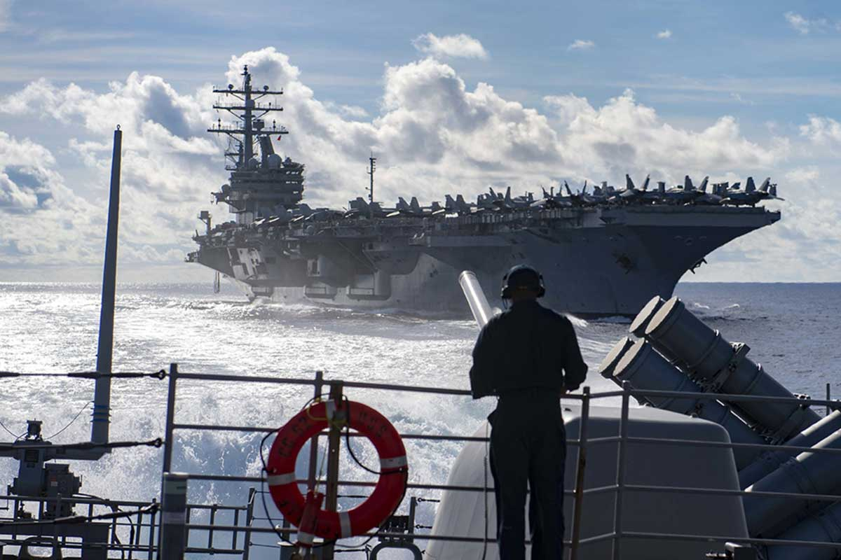 акетный крейсер USS Chancellorsville во время пополнения в море авианосца USS Ronald Reagan. Специалист по массовым коммуникациям 2-го класса Джон Харрис/ВМС США/Flickr