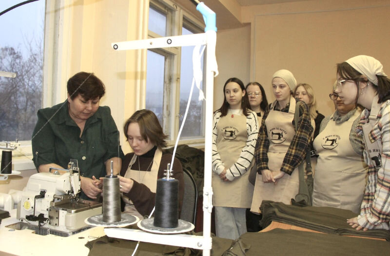    Первый мастер-класс проекта «Швейная мастерская «С миру по нитке: с любовью из дома для наших бойцов» (фото: Евгений Гудименко)
