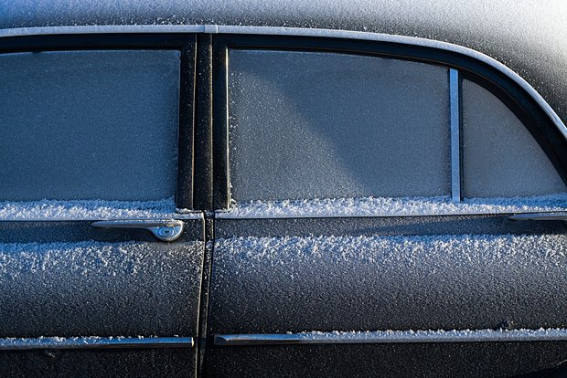 Как попасть в автомобиль, если двери и замки замерзли