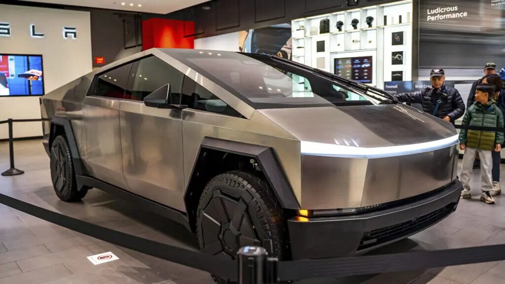    Tesla Cybertrack в шоуруме в Сан-Хосе, Калифорния / Фото: shutterstock