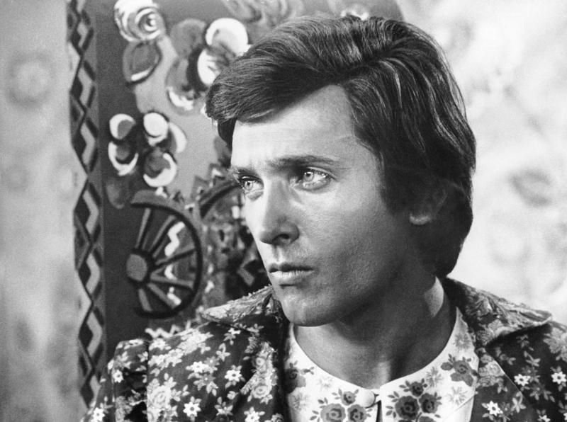 Почему бывает так: у актёра есть и талант, и очень презентабельная внешность, а карьера не головокружительная. Вопрос, конечно, скорее риторический. Это можно назвать судьбой, кармой, волею Вселенной..