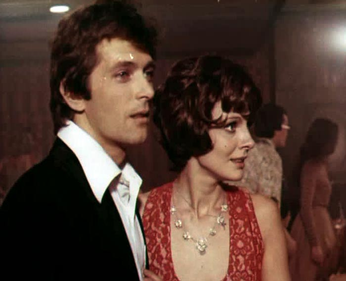 Почему бывает так: у актёра есть и талант, и очень презентабельная внешность, а карьера не головокружительная. Вопрос, конечно, скорее риторический. Это можно назвать судьбой, кармой, волею Вселенной..-3