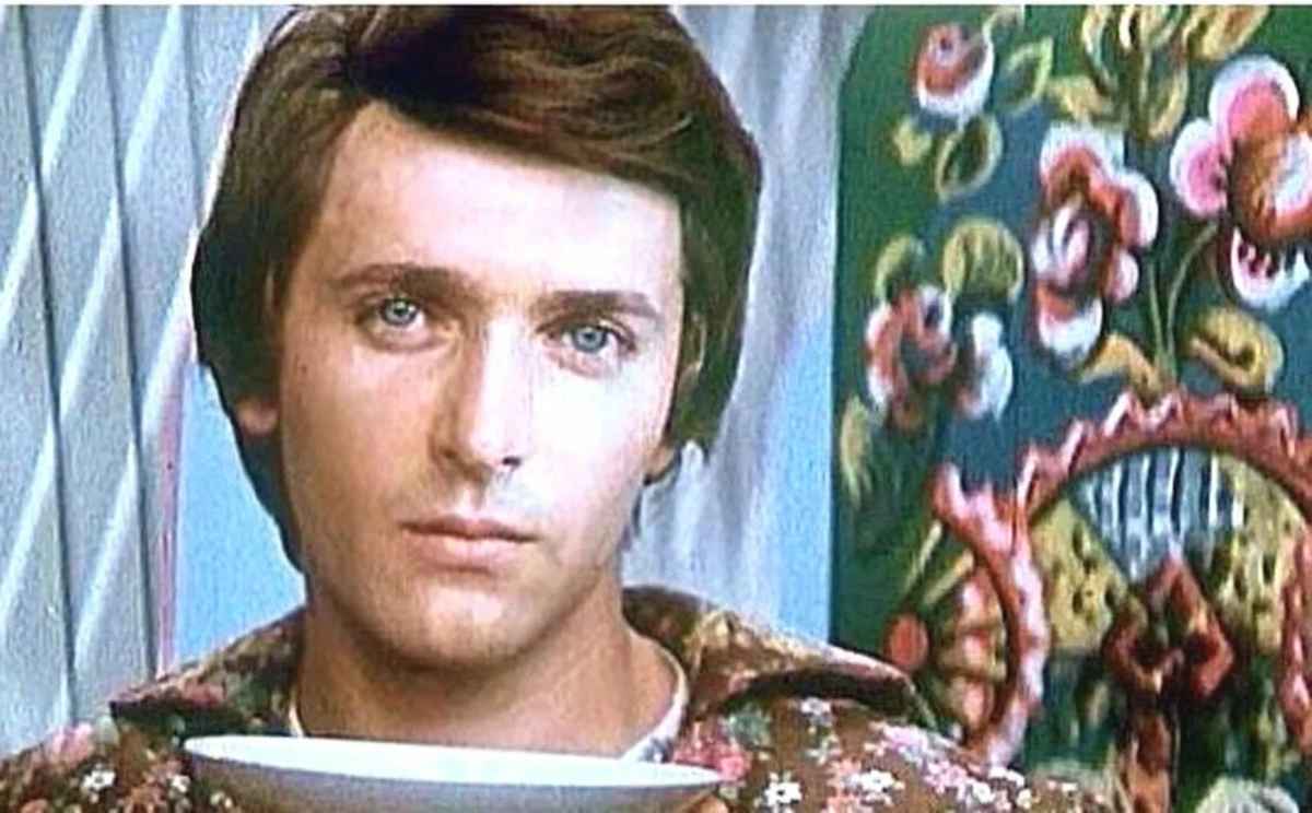 Почему бывает так: у актёра есть и талант, и очень презентабельная внешность, а карьера не головокружительная. Вопрос, конечно, скорее риторический. Это можно назвать судьбой, кармой, волею Вселенной..-4