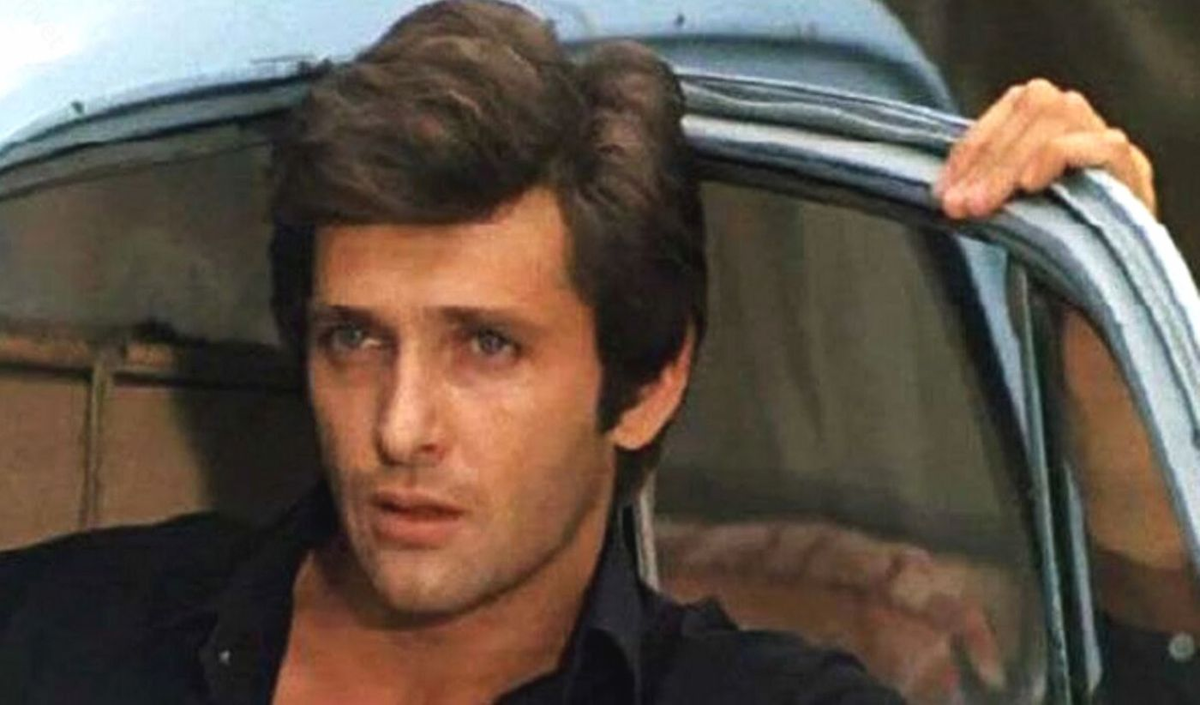 Почему бывает так: у актёра есть и талант, и очень презентабельная внешность, а карьера не головокружительная. Вопрос, конечно, скорее риторический. Это можно назвать судьбой, кармой, волею Вселенной..-5