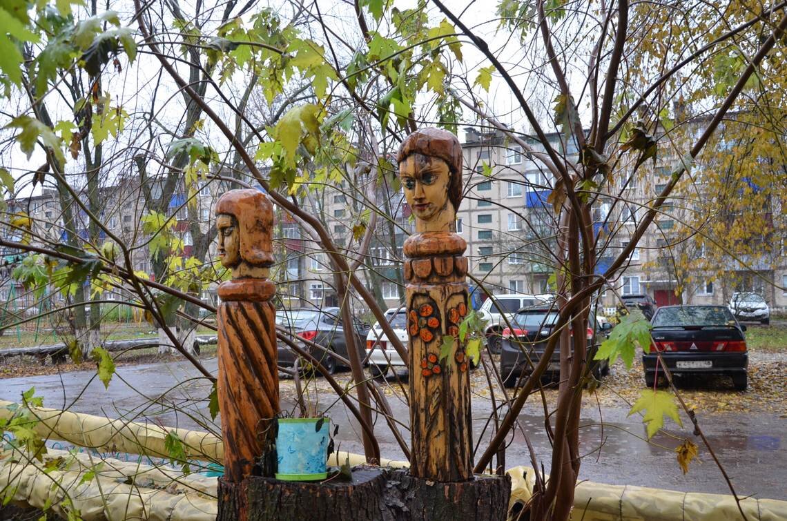 Сестрица Алёнушка и братец Иванушка 11 лет украшают двор многоэтажки, где проживает сам мастер А.Б. Прохоров.