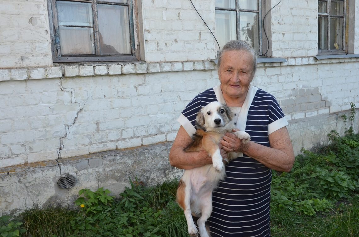 Валентина Михайловна Пешкова — единственная жительница Курлыковки. Одиночество скрашивают собаки. Летом на огороде много забот, а вот зимой...