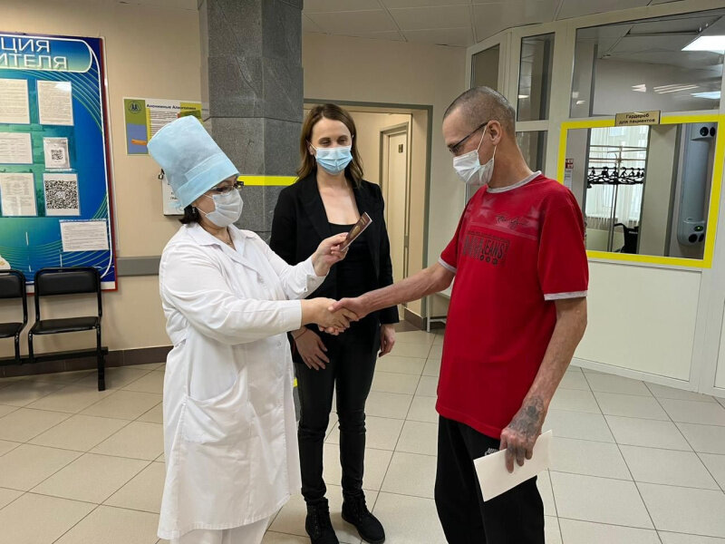    В противотуберкулёзном диспансере Сургута вручают паспорта