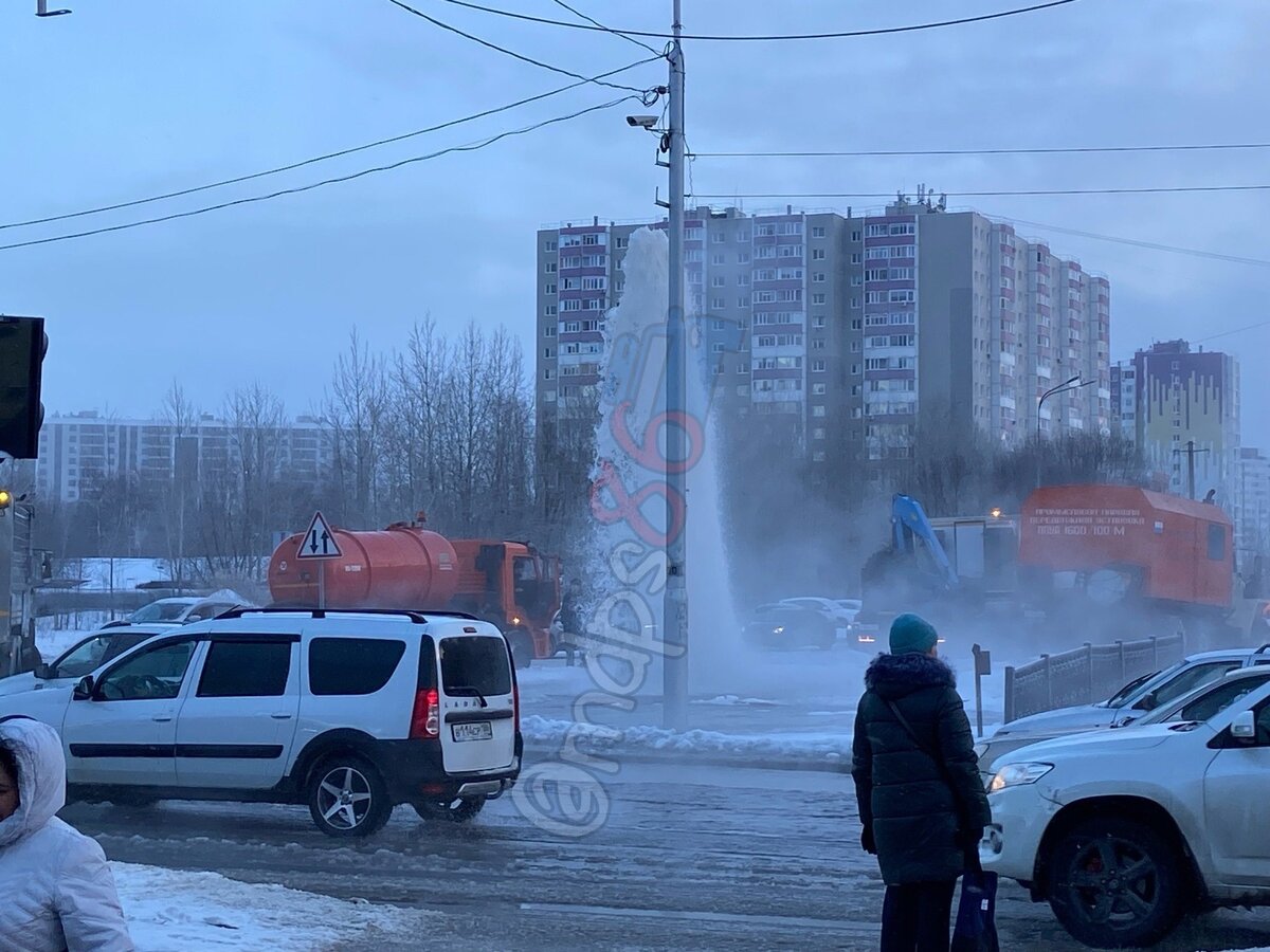    На Геологической в Сургуте бьет коммунальный фонтан