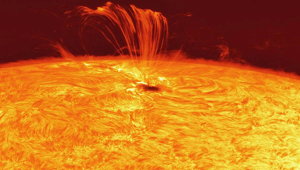 что показывает на солнце сегодня. солнечные протуберанцы и земля. что показывает на солнце сегодня. солнечные пятна.