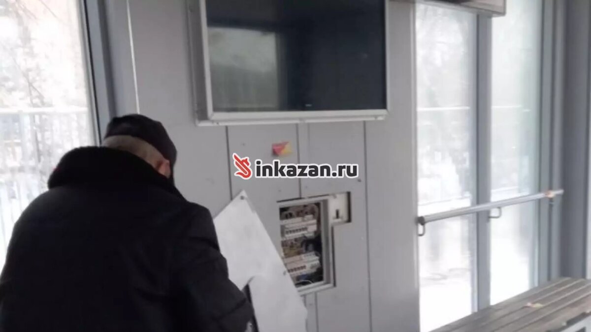     Жители Казани в очередной раз пожаловались на обстановку внутри теплой остановки. Пассажиры вынуждены ждать автобус на улице Восстания вне павильона из-за бомжей. Об этом Inkazan рассказал читатель.