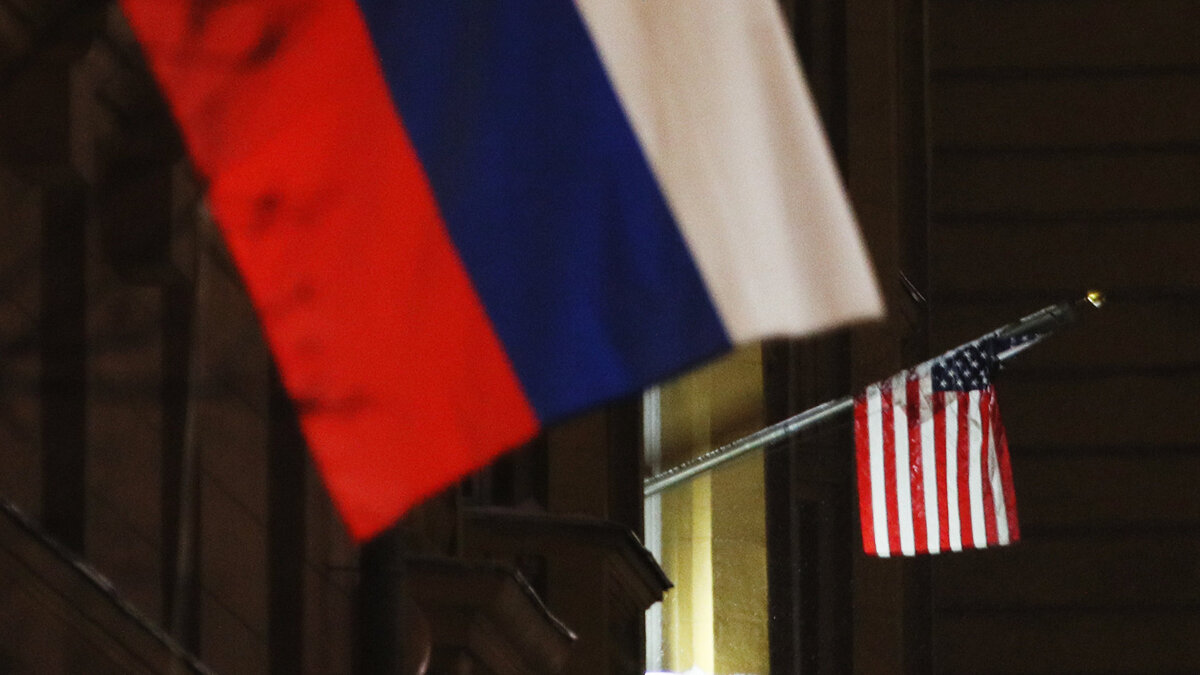    Флаги России и США на здании посольства США© РИА Новости . Антон Денисов