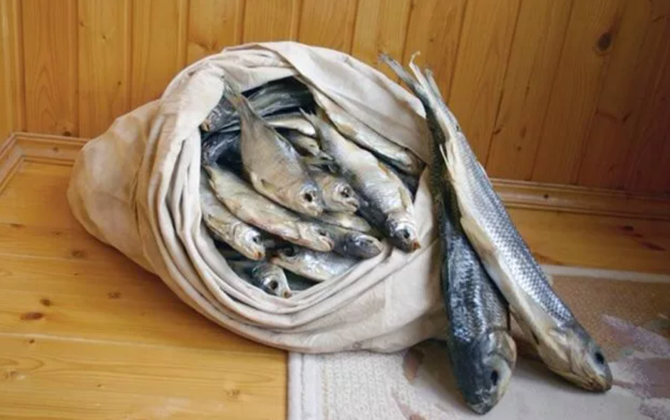 Купить рыбу мешком. Астраханская рыба вобла. Вяленая рыба. Мешки с вяленой рыбой.