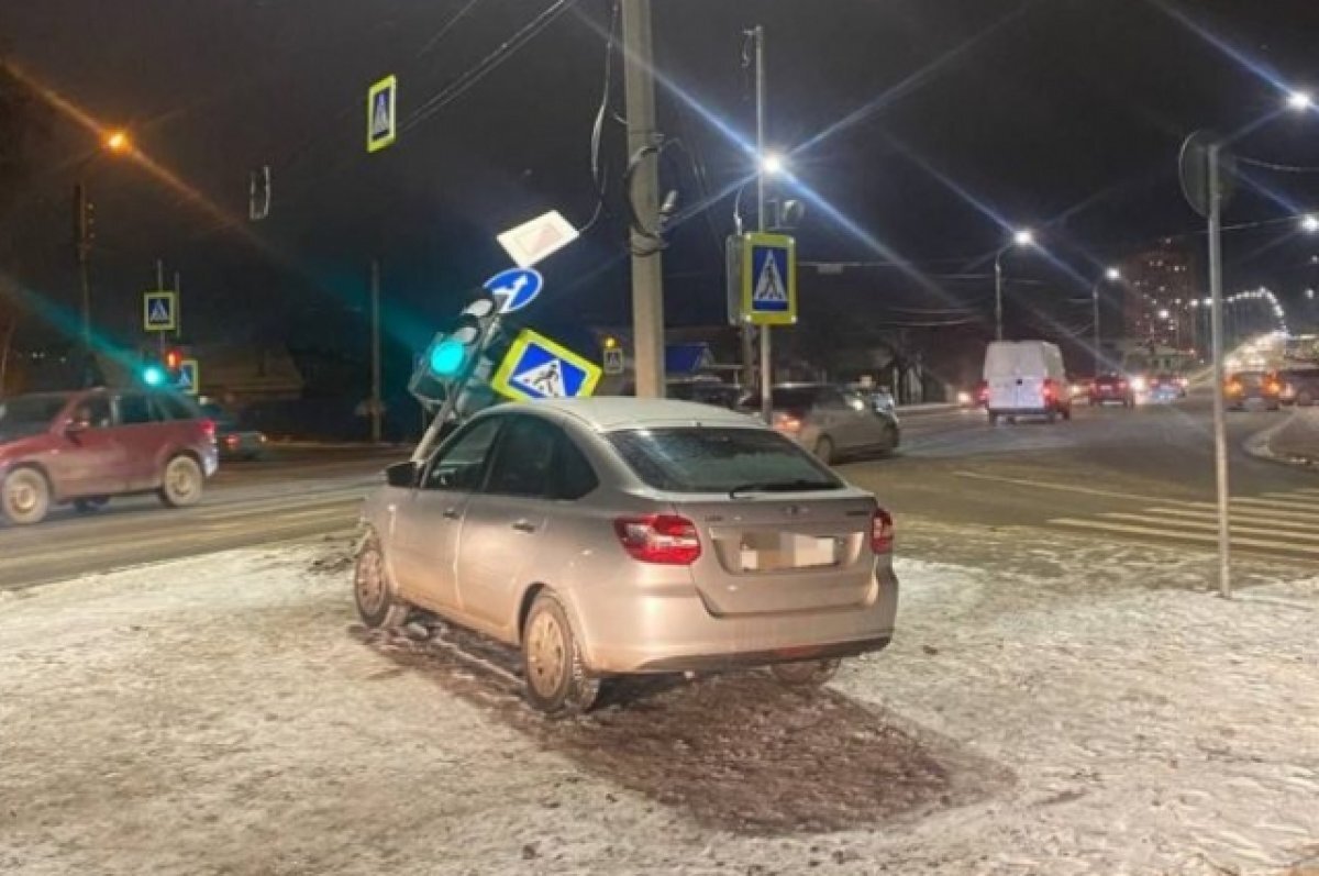    В ГИБДД прокомментировали ДТП в Твери, где светофор упал на школьника