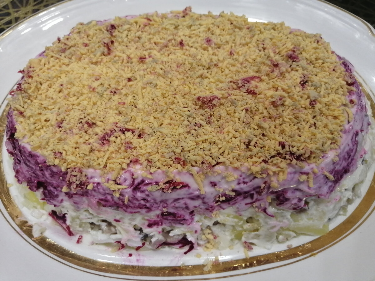 Решила тёртым желтком сверху посыпать. Раньше по периметру посыпала и зеленью. Сегодня зелени нет , значит и желток будет сверху. 