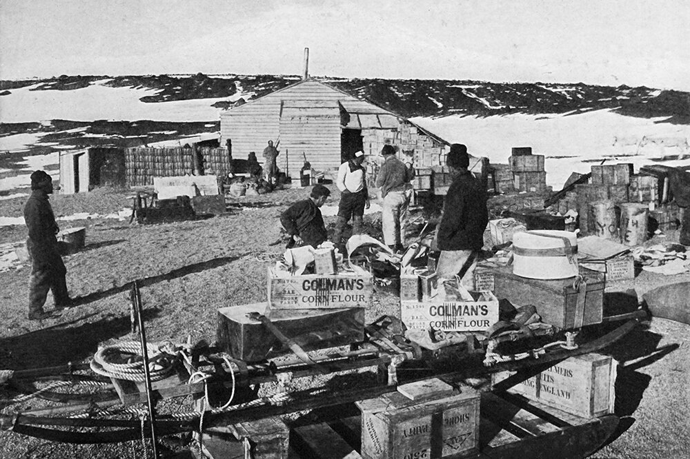    Лагерь на мысе Эванс на острове Росса в Антарктиде. Действующий вулкан Эребус на заднем плане. 23 января 1911 года. (Эребус — самый южный действующий вулкан на земле, второй по высоте вулкан континента после Сидли. Высота — 3794 м. — Прим. ред.). Фото: East News