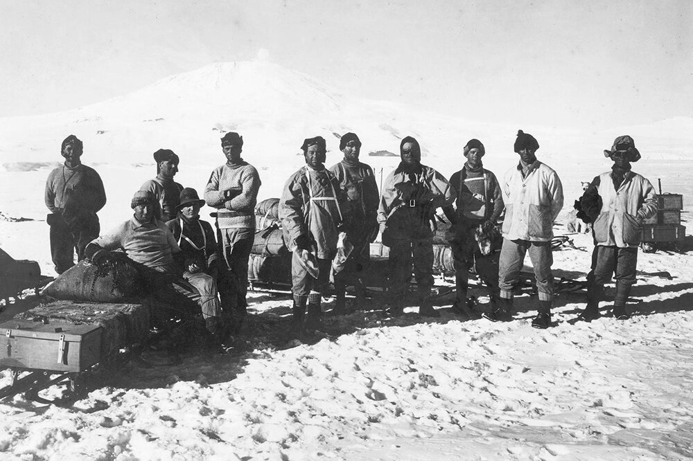    Капитан Скотт и другие участники экспедиции выступают в лагере. Апрель 1911 года. Фото: Wikipedia.org