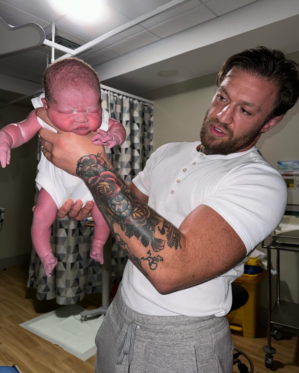    Конор довольно показал новорожденного сынаСоцсети Конора Макгрегора