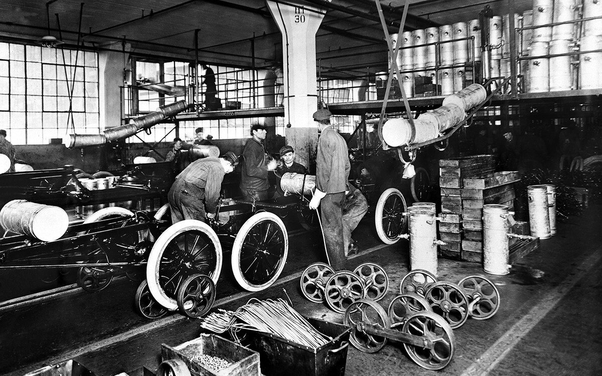 Ford Motor Company📷В 1913 году на заводе в Хайленд-Парке Генри Форд представил первую движущуюся сборочную линию для автомобилей. За 18 месяцев удалось добиться потрясающего результата - на постройку модели Т уходило всего 1,5 человеко-часа. Так родилась современная автомобильная промышленность